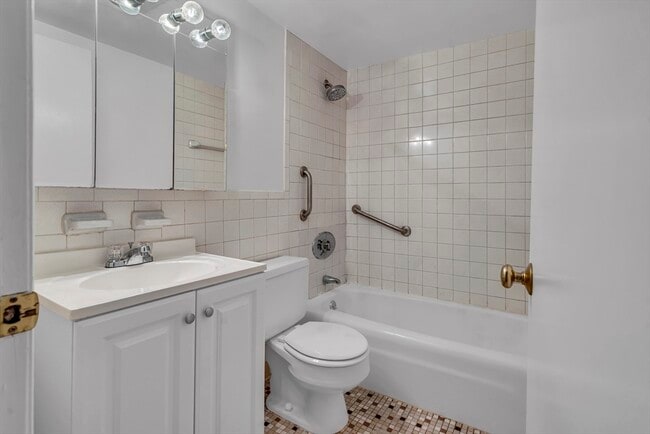 Building Photo - 80 N Warren St