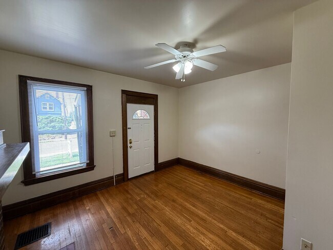 Building Photo - 2112-2120 Indianola Ave.