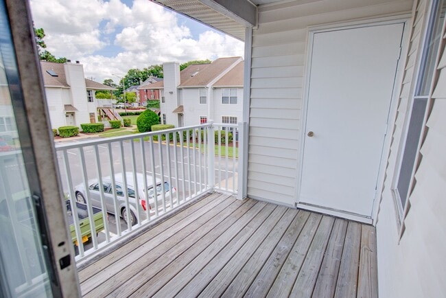 Building Photo - 2 Bedroom, 2 Bath Updated Condo, Newpointe...