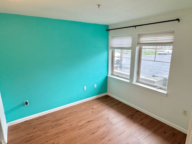 Building Photo - Gateway Ground Floor Corner Unit Condo with Laminate H/W's, A/C, Assigned Parking, Laundry In-Unit