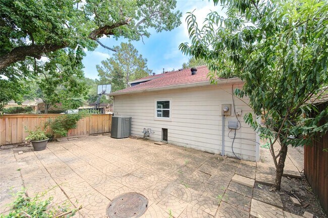 Building Photo - 13902 Briarhills Pkwy