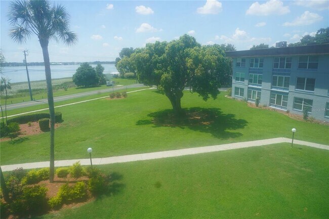 Building Photo - 333 N Lake Howard Dr