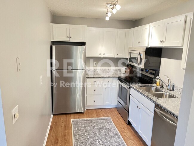 Building Photo - 1BR 1BA CONDO IN Plymouth!