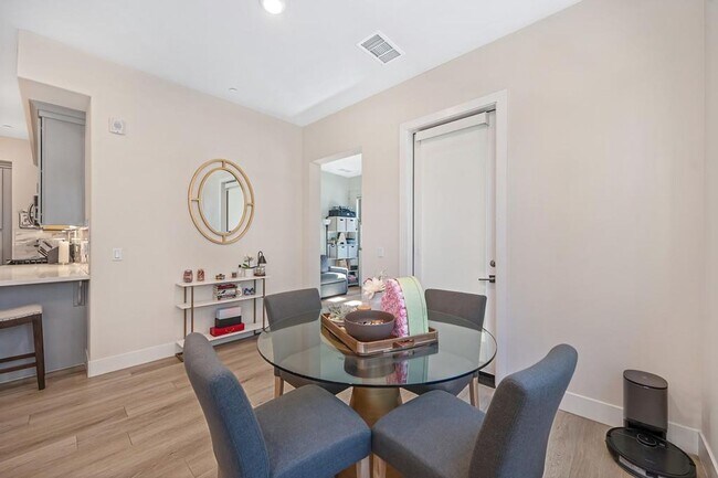 Building Photo - 2 Bed 2 Bath (plus a den) Gala Condo