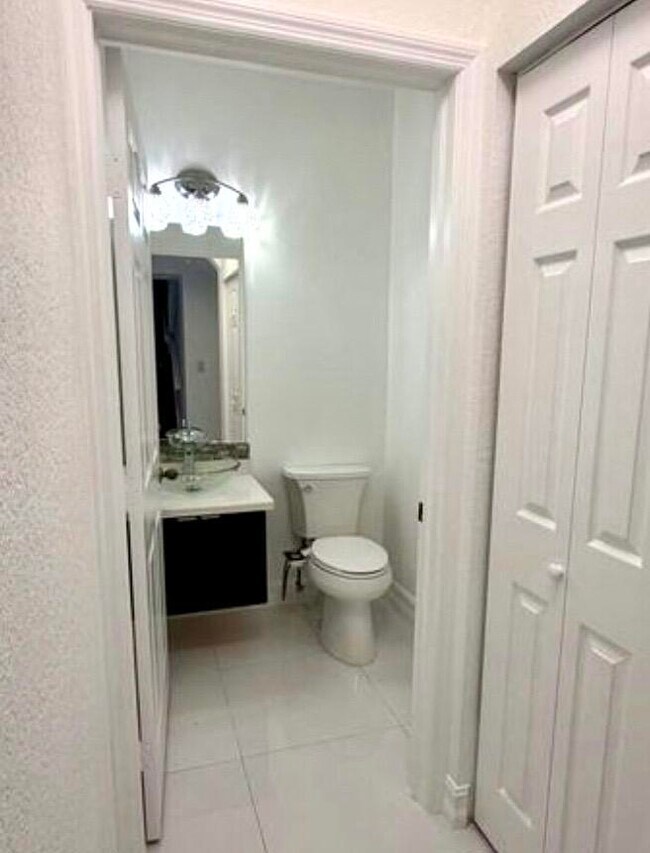 Building Photo - 4110 NE 24th St