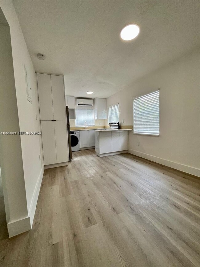 Building Photo - 833 W 39th St