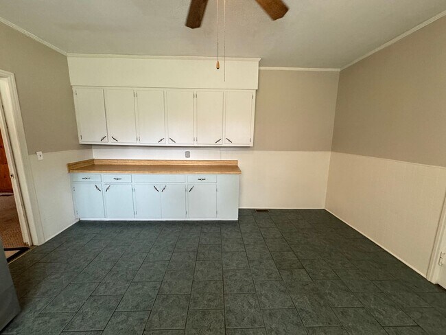 Building Photo - Large Historical 3/2 House in Summerville-$1,595