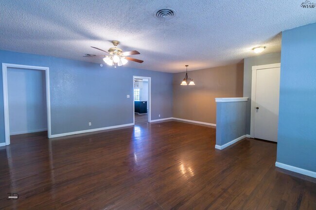 Building Photo - 501 W Texas Ave