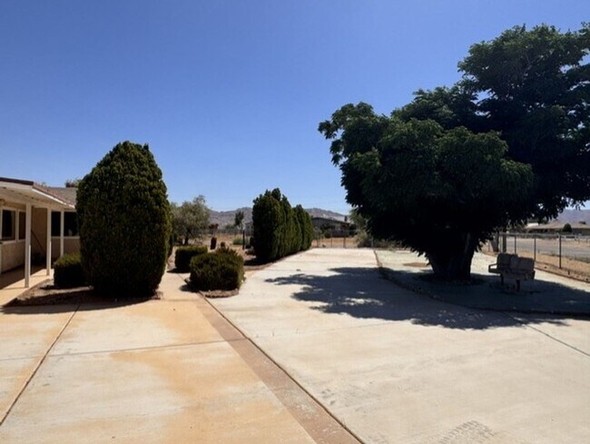 Building Photo - 4 bedroom 2.5 bathroom house in Apple Valley Ca!