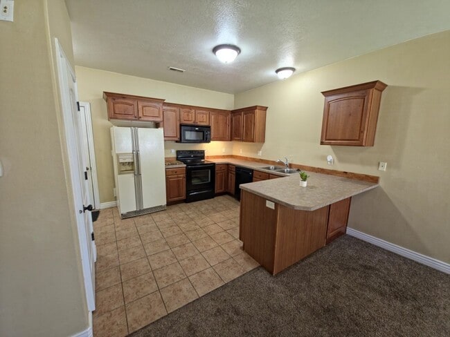 Building Photo - Beautiful 3 Bed, 2.5 bath Townhome with Attached 2 Car Garage in Rock Creek