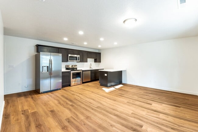 Building Photo - Remodeled Vineyard Townhome w/ 2 Car Garage