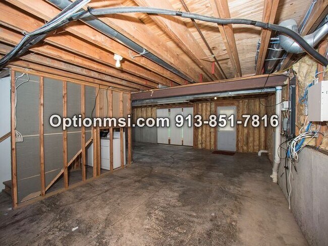 Building Photo - Close to Olathe East Highschool!