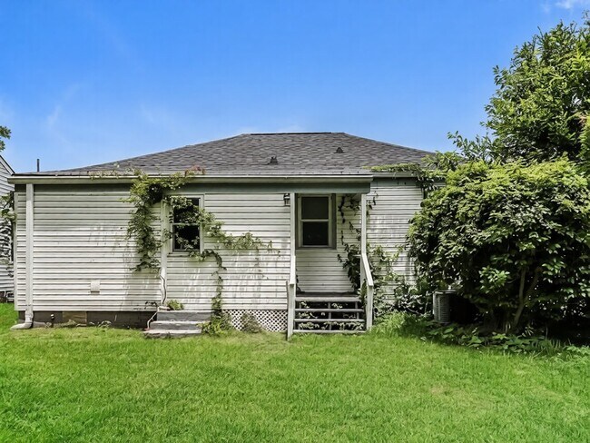 Building Photo - 1806 Hampton Ave