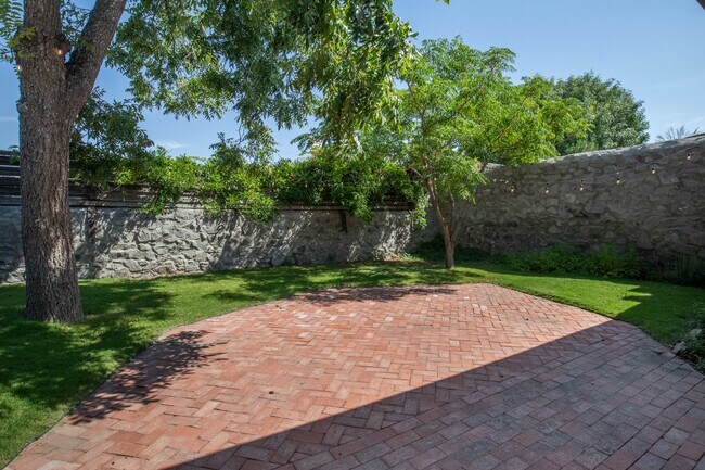 Building Photo - 2921 Valle Vista