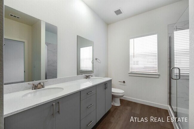 Building Photo - 629 Leland Aly