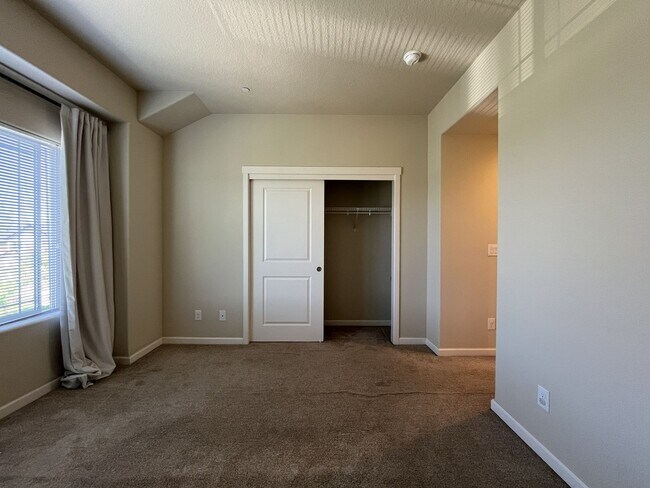 Building Photo - Spacious Bull Mountain Townhome Featuring Two Ensuite Bedrooms, Attached Garage & Modern Finishes &