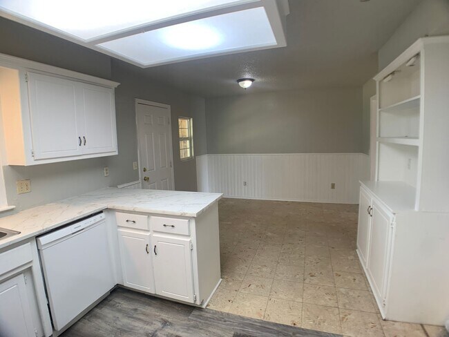 Building Photo - 5 Bedroom Choctaw!