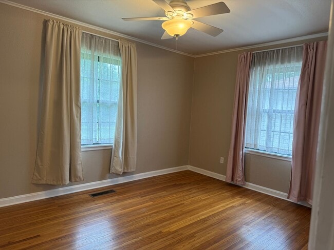 Building Photo - Charming 3 bedroom,  2 Bathroom in the cen...