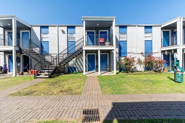 Building Photo - 1800 N Wayside Dr