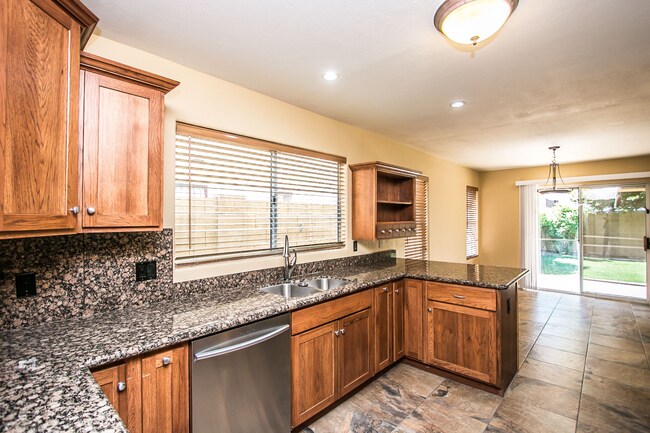 Building Photo - 4BR/2.5 BA. Located in the Desert Ridge