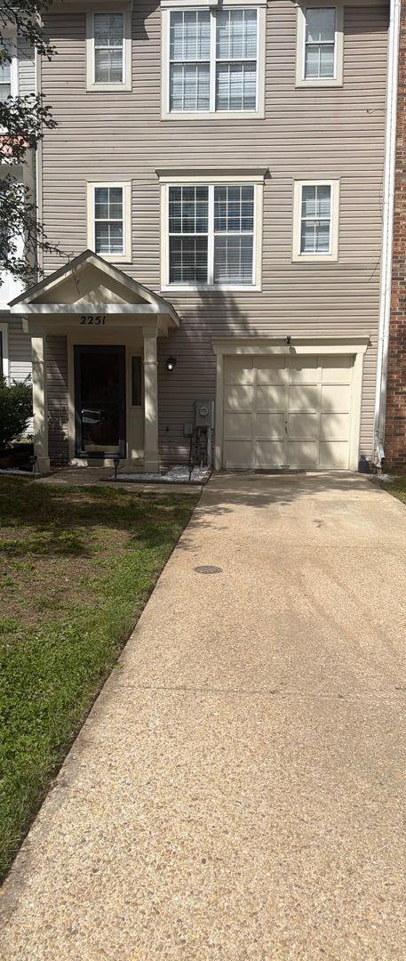 Building Photo - Beautiful Townhome in Seven Oaks!
