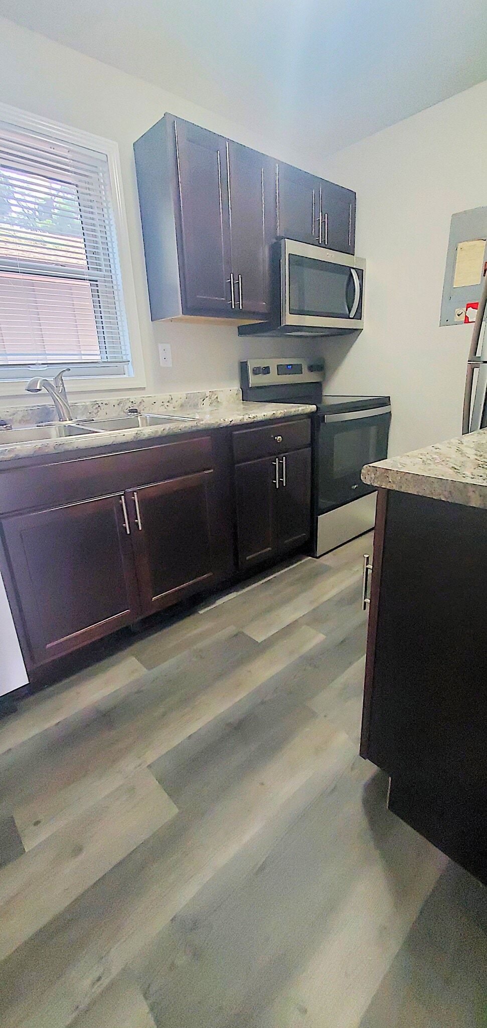 Building Photo - 325 W 9th St