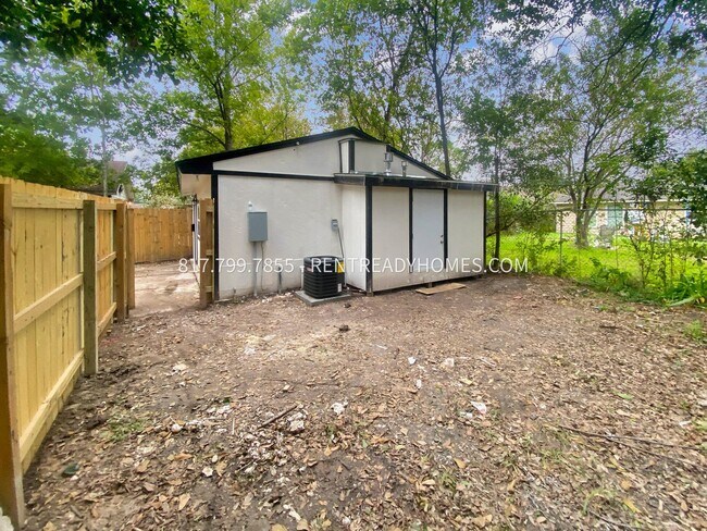 Building Photo - 6318 Sloan St