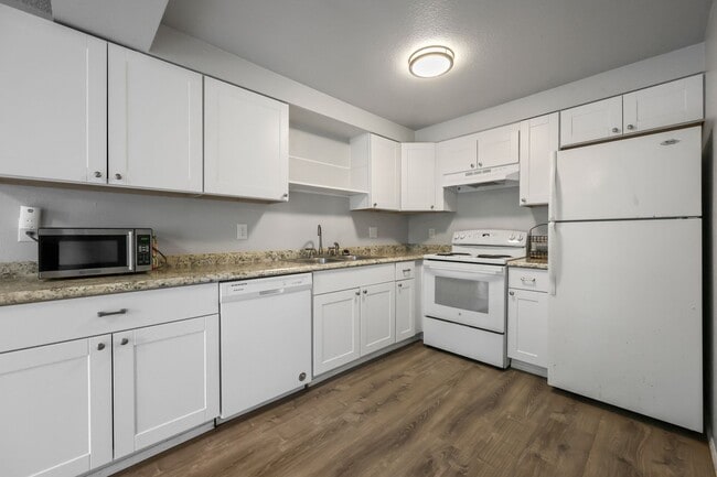 Building Photo - MOVE IN READY NOW! Normandy Park 1 level 2...
