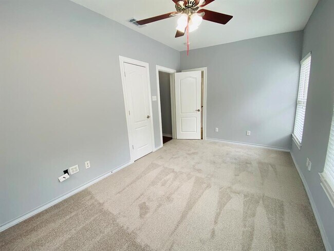 Building Photo - 404 E 35th St