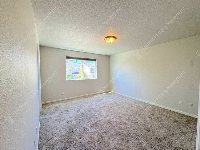 Building Photo - 3 BR pet-friendly home with fenced yard
