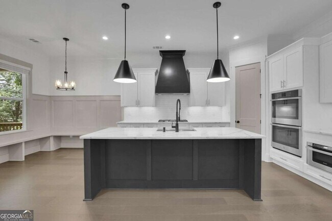 Building Photo - 6181 Shoreland Cir