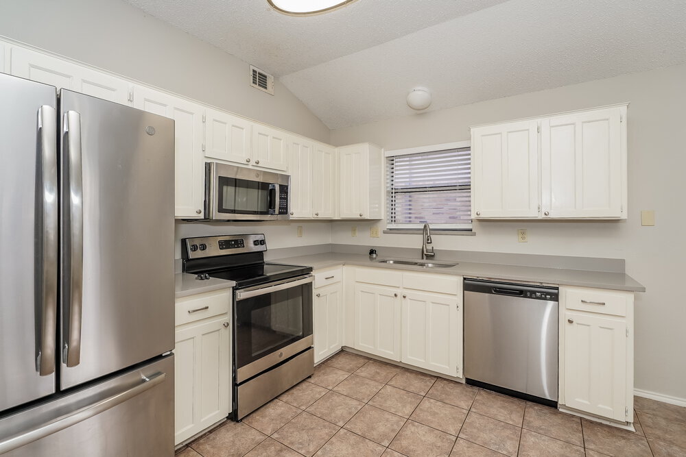 Building Photo - 8137 Camelot Rd