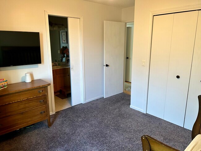 Building Photo - 6118 Seven Springs Dr