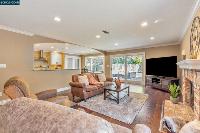 Building Photo - 668 Sun Tree Ct
