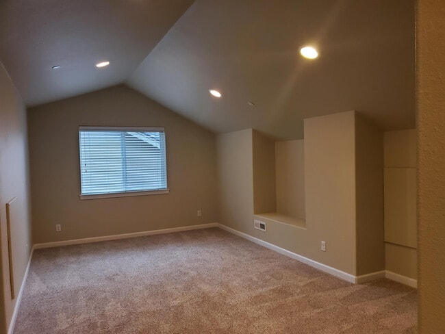 Building Photo - 1502 Onyx St SE