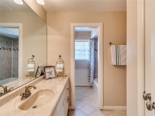 Building Photo - 1533 Glenbrook Dr