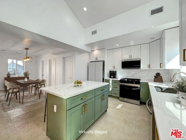 Building Photo - 5930 Willoughby Ave