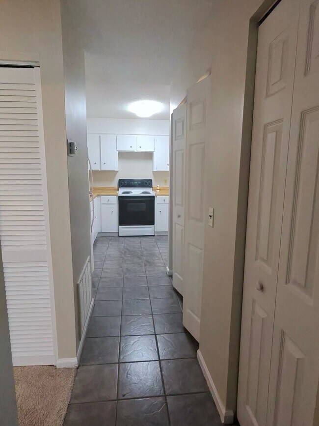 Building Photo - 130 Pointe S Dr