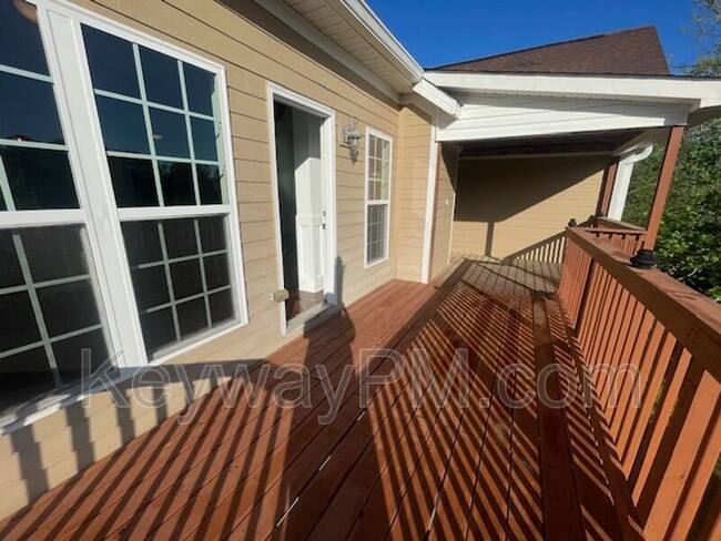Building Photo - 880 Willow Lake