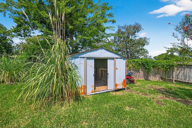 Building Photo - 319 Fantasy Ln