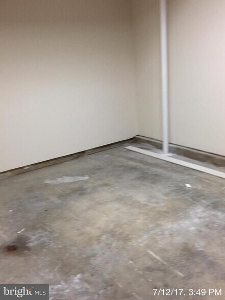 garage - 521 Primus Ct