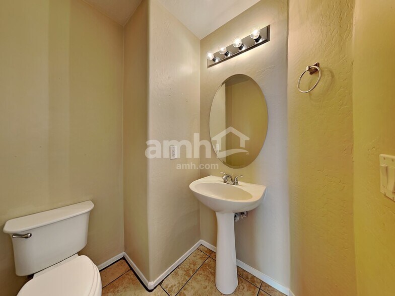 Building Photo - 3250 W Jessica Ln