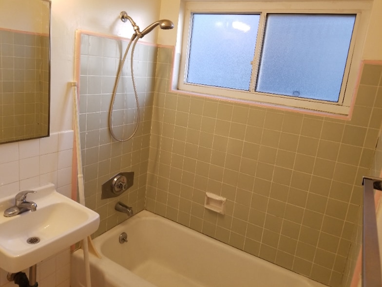 Building Photo - 2370 Walgrove Ave