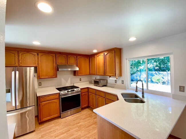 Building Photo - Stunning 4 Bedroom/2.5 bath- Move-In Ready Home with Private Backyard