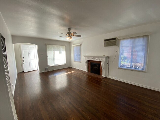 Building Photo - G4 |  (GRUB IV) 921-923 South B Street