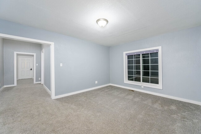 Building Photo - 407 W 6th Ave