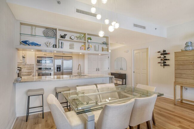 Building Photo - Short term ONLY Amazing 2/2 condo in the heart of downtown Sarasota with Bay View!