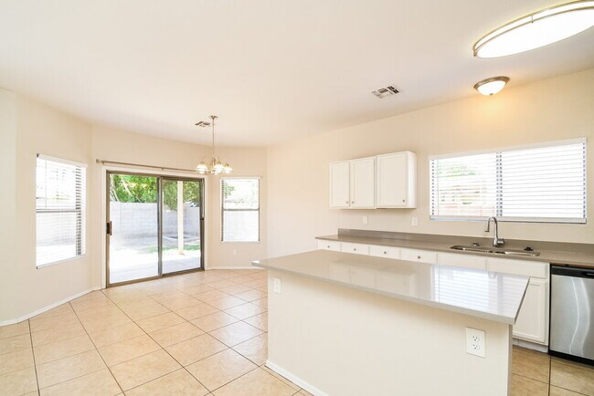 Building Photo - 11011 E Florian Ave