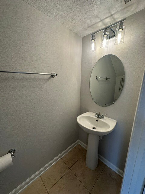 Building Photo - Stunning Townhome With Pond View In Gated Community