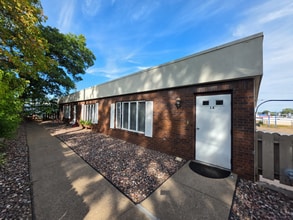 Building Photo - Large 1 Bedroom with Bonus Room - Available Now!